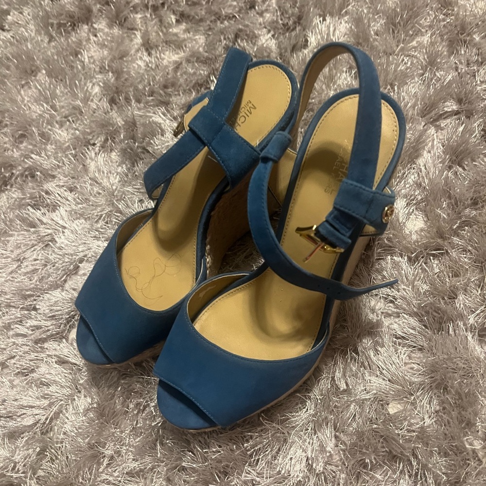 Beautiful summary color to add to your shoes collection, gently used